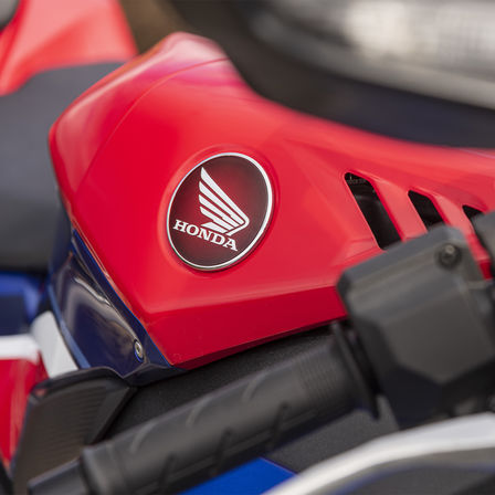 Honda CBR1000RR-R Fireblade, trojštvrťový záber spredu z ľavej strany na logo Honda