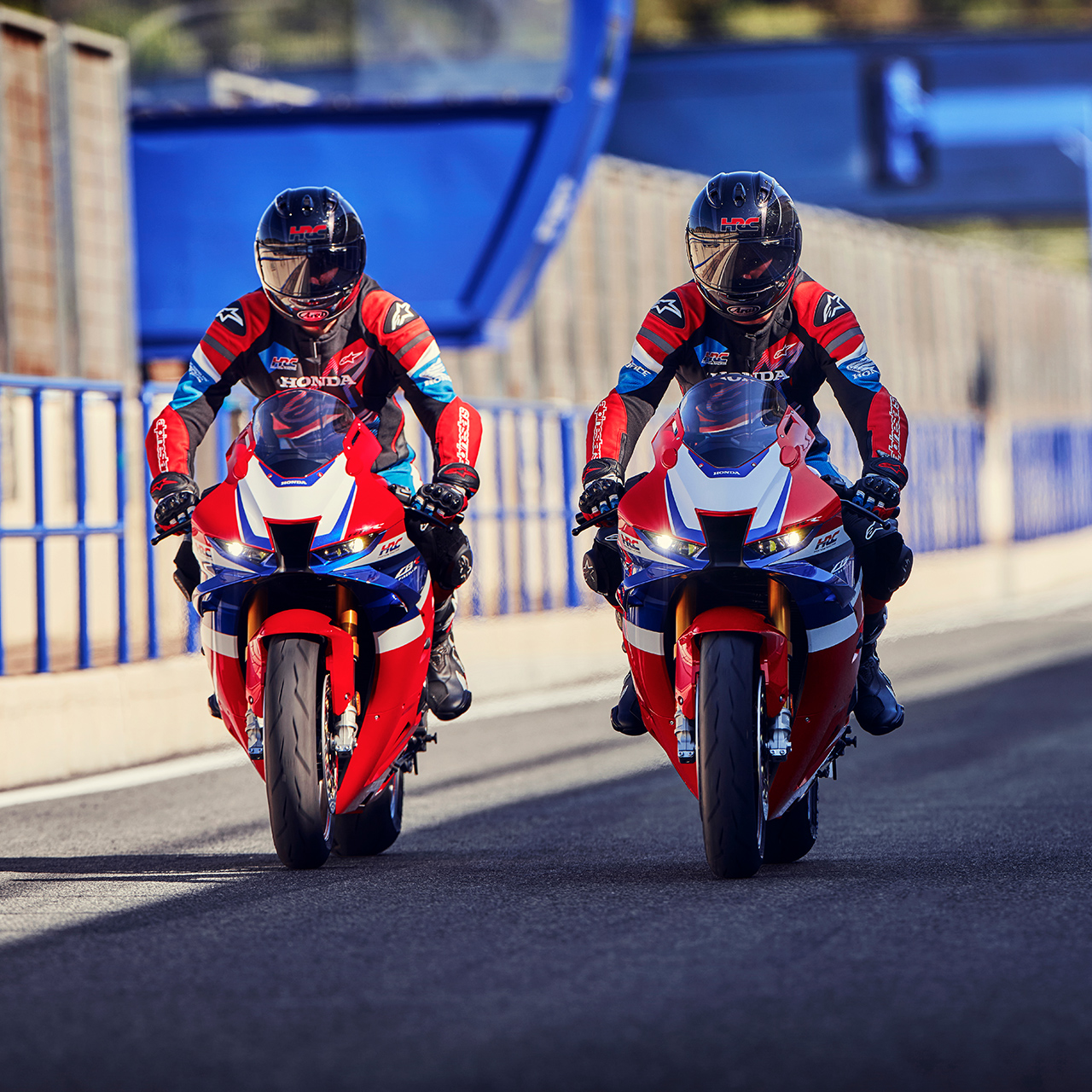 Dvaja jazdci vedľa seba na Hondách CBR1000RR-R Fireblade na pretekárskej trati. 