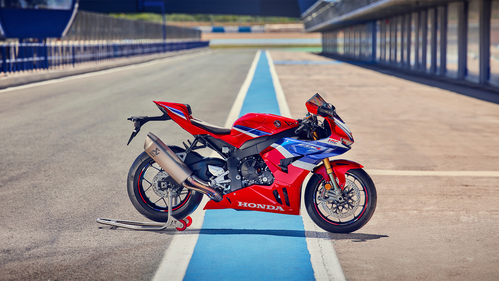Bočný pohľad na stroj Honda CBR1000RR-R Fireblade na pretekárskej trati. 