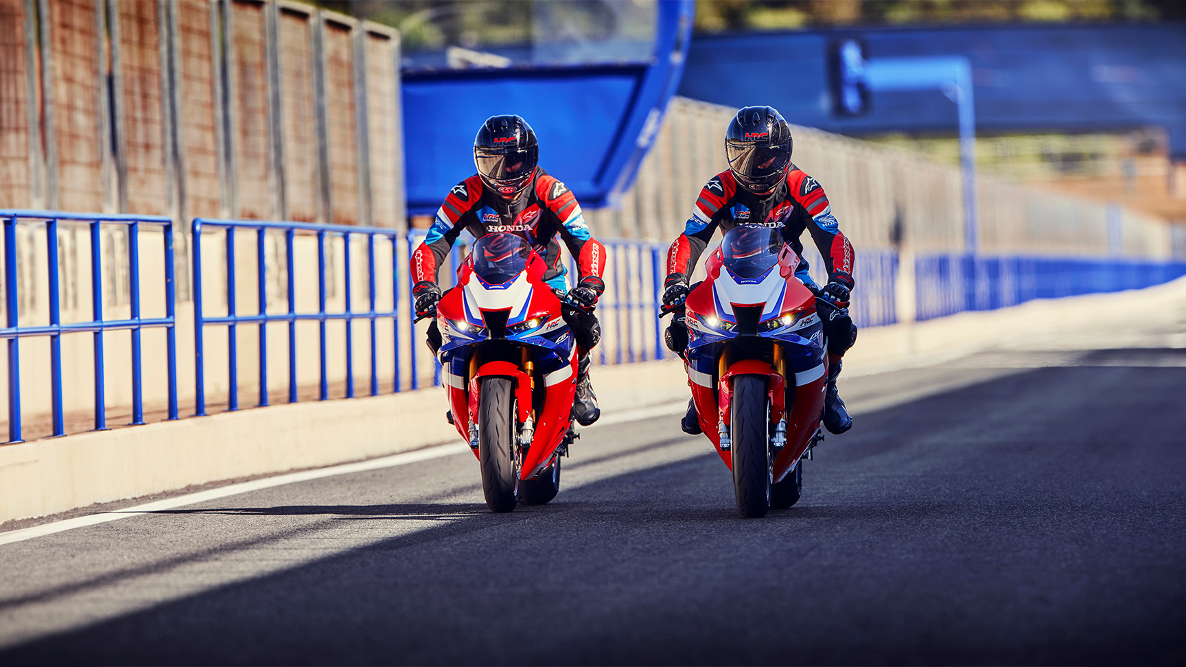 Dvaja jazdci vedľa seba na Hondách CBR1000RR-R Fireblade na pretekárskej trati. 