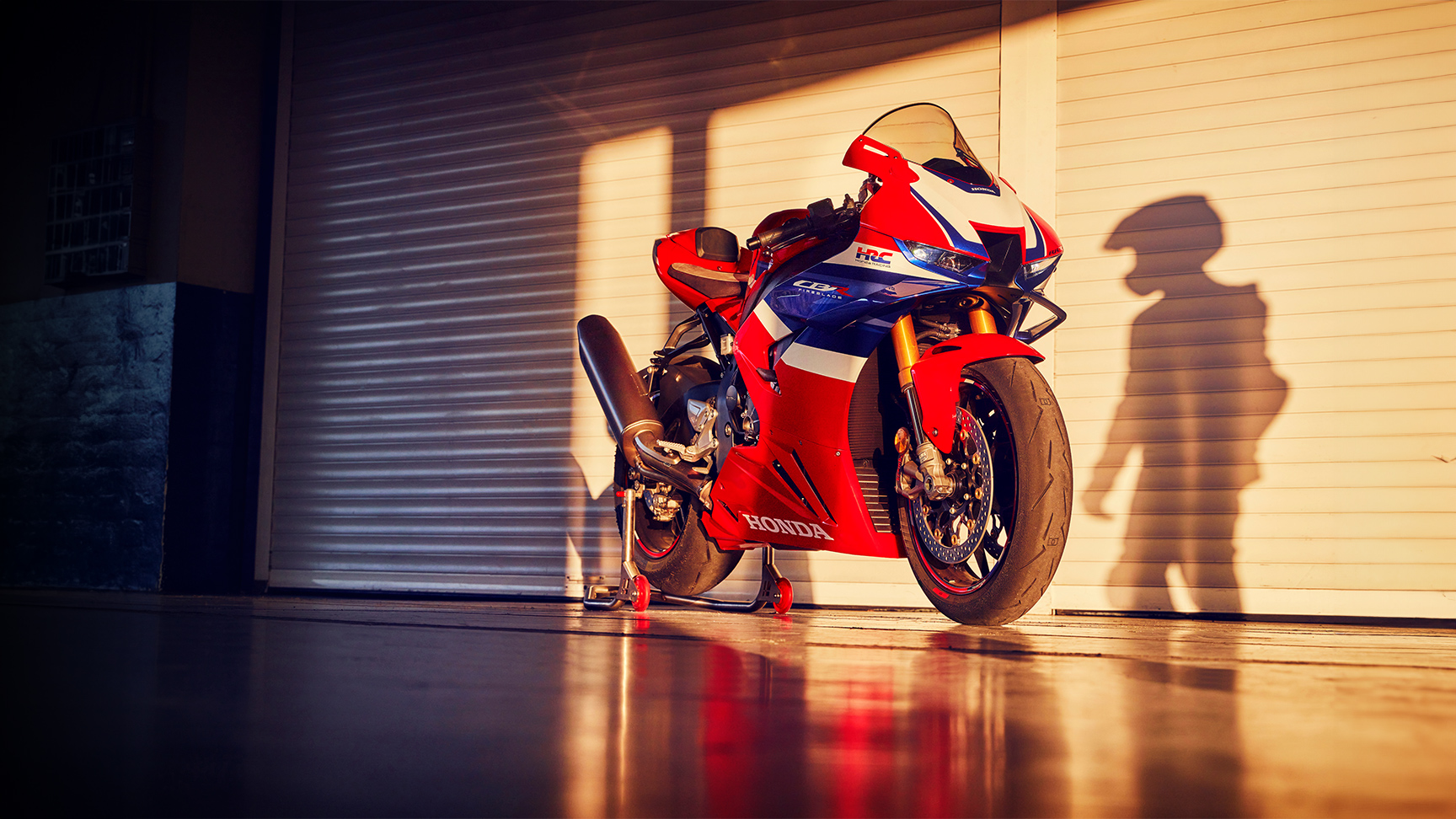 Honda CBR1100RR-R Fireblade zaparkovaná v garáži.