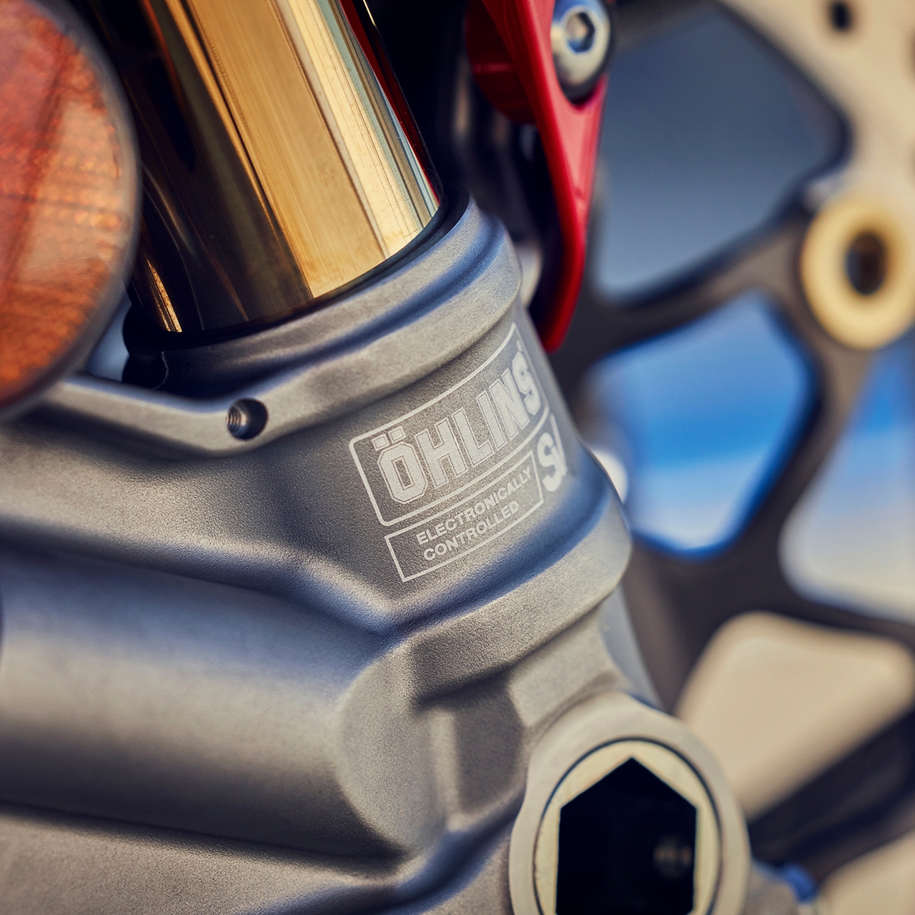 Detailný záber na štvorpiestové predné brzdové strmene Brembo Stylema R.