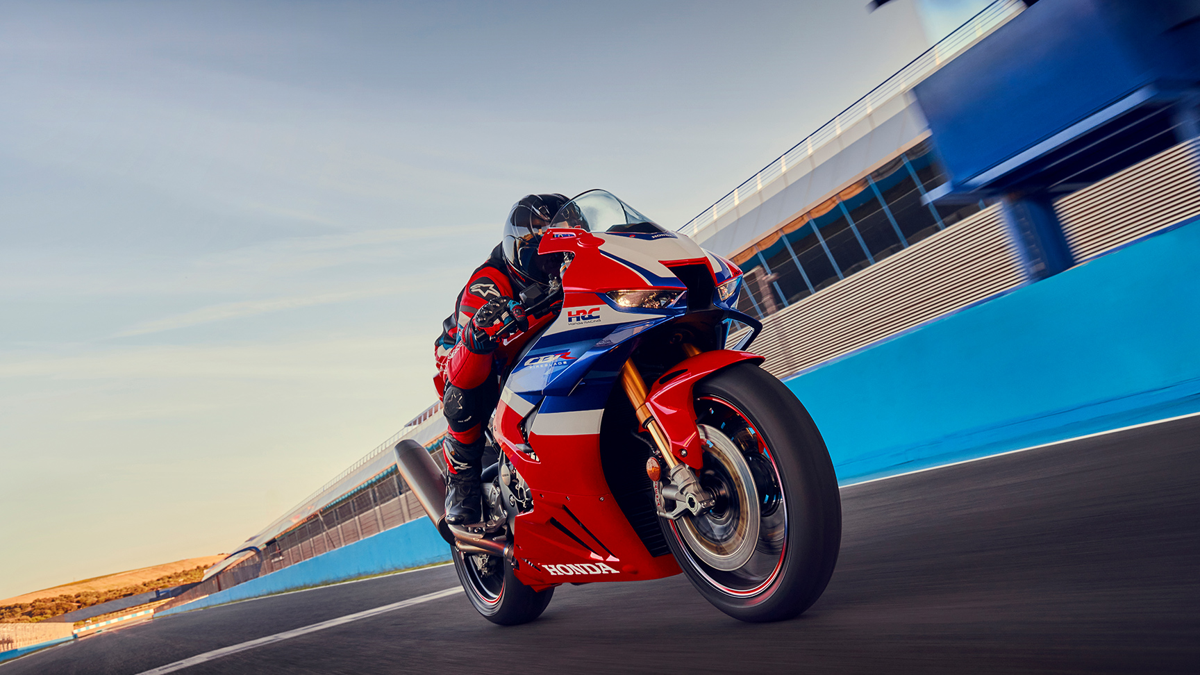 Jazdec na stroji Honda CBR1000rr-r Fireblade na pretekárskej trati.