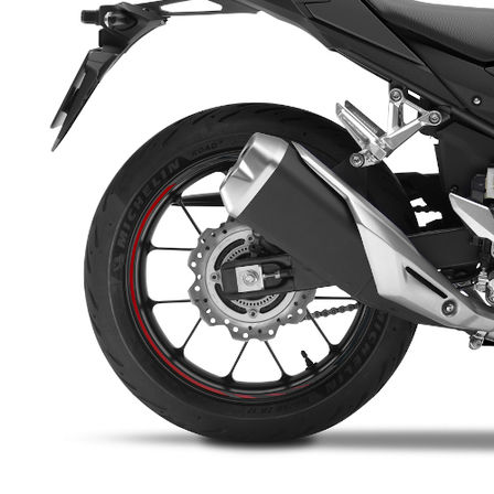 CBR500R, priblížený pohľad na výfukové potrubie a zadné koleso 