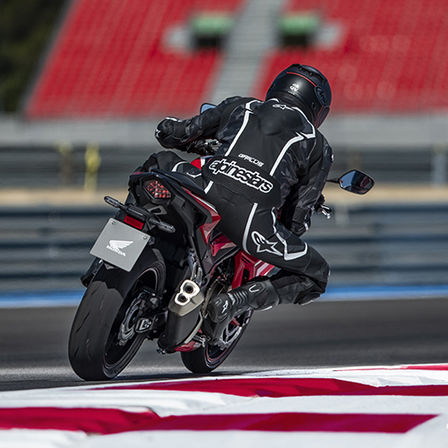 CBR500R, 3-štvrťový zadný pohľad z pravej strany na jazdca jazdiaceho po pretekárskej trati